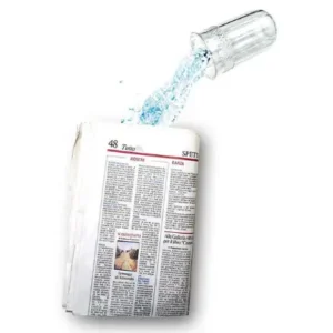Zeitung mit Wasser